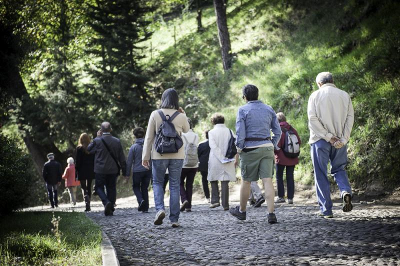 Immagine persone che camminano